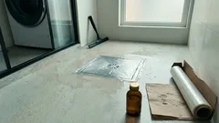 ¿Mal olor en la rejilla del baño? El truco del papel film para ganar tiempo y que no vuelva